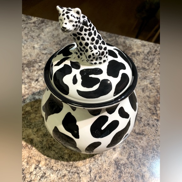 American Atelier collectible hand painted snow leopard cookie jar. Beautiful 💕 - Picture 3 of 6